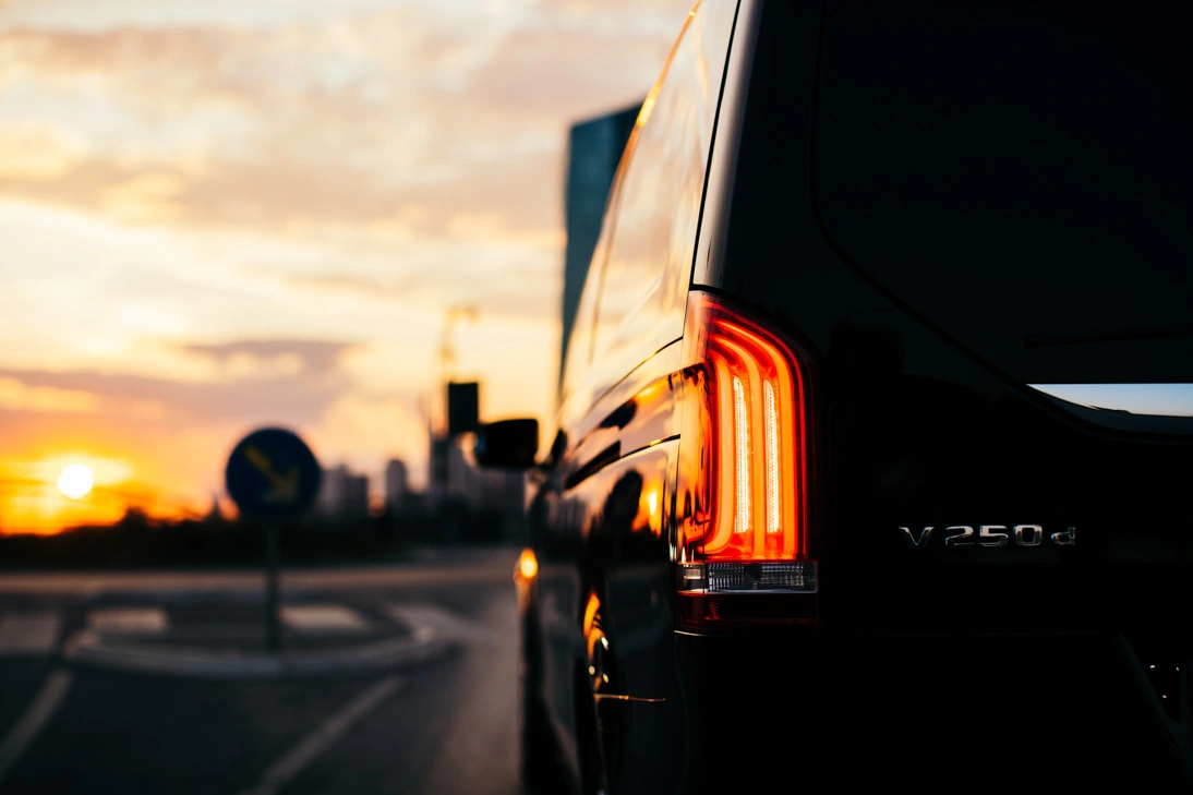 Limousine Frankfurt bei Sonnenuntergang - Exklusiver Abend-Chauffeurservice mit Stadtpanorama